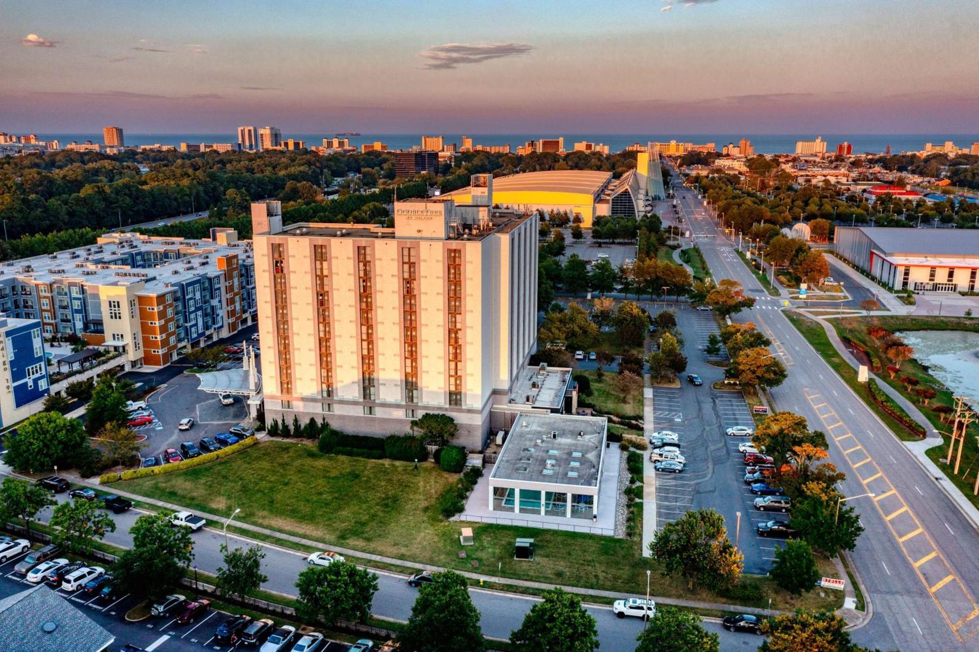 Doubletree By Hilton Virginia Beach Hotel Exterior photo